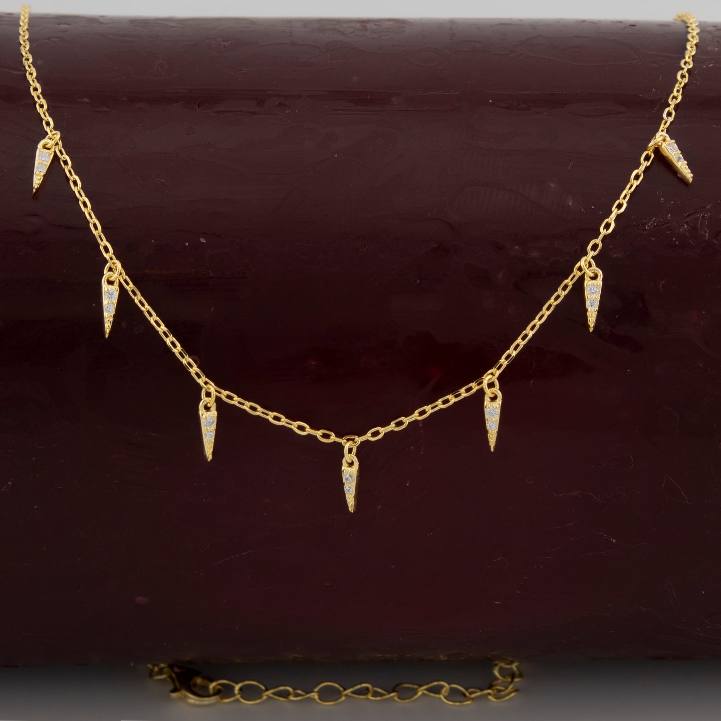 Collar. Gargantilla. Cadena con Colgante puntas de flecha con Zirconita Blanca en Plata de Ley 925 con baño de Oro 18K. Cadena Forzatina CL1316815O - Henor