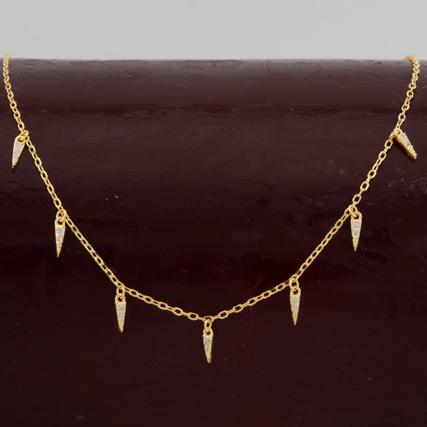 Collar. Gargantilla. Cadena con Colgante puntas de flecha con Zirconita Blanca en Plata de Ley 925 con baño de Oro 18K. Cadena Forzatina CL1316815O - Henor
