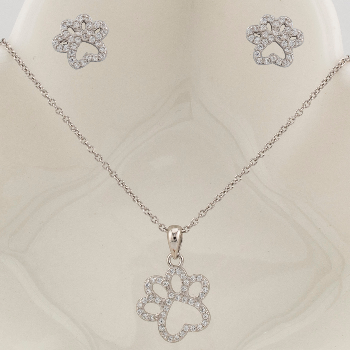 Conjunto Pendientes y Collar con Colgante Huellas Caninas. Cadena ajustable de 40cm a 43cm con cierre reasa. Pendientes en Plata de Ley 925 acabado Rodio y Zirconitas. CP4316205R - Henor