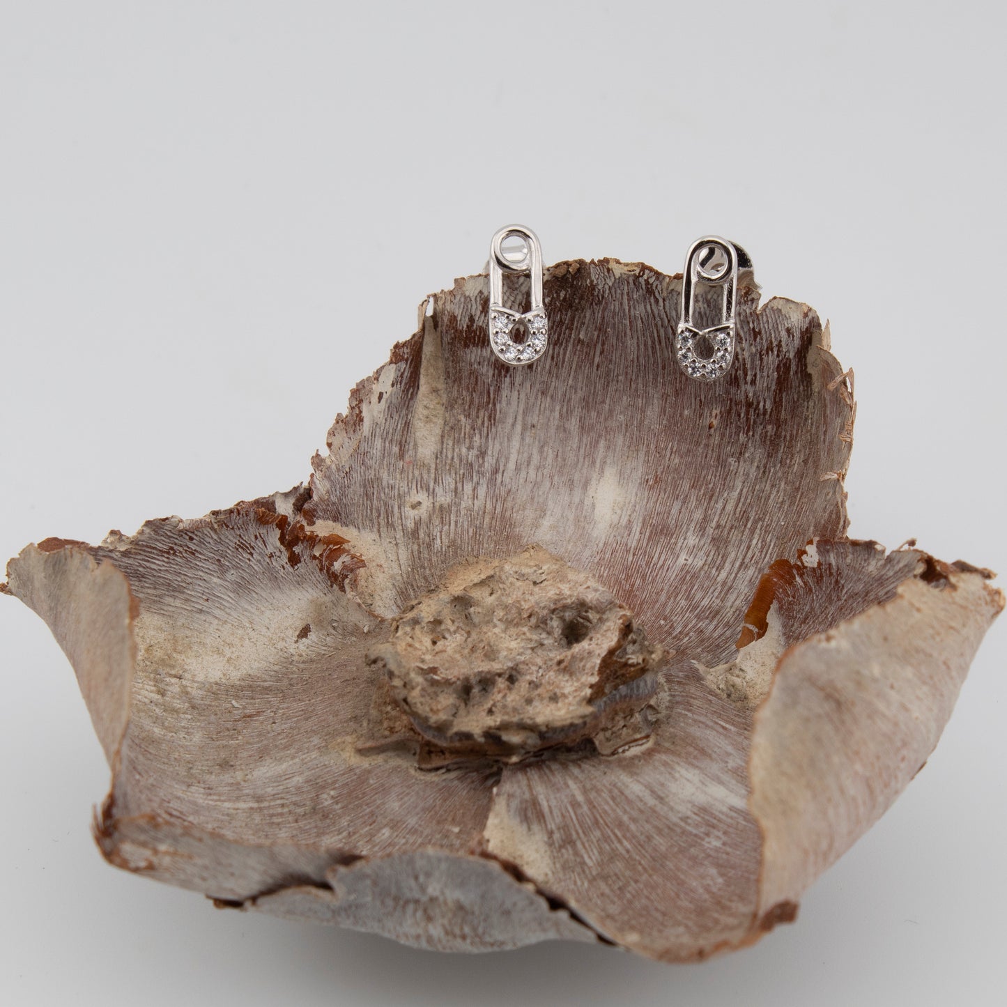 Pendientes Imperdible en Plata de Ley bañada en Rodio y Zirconita Blanca. PD2315729R - Henor