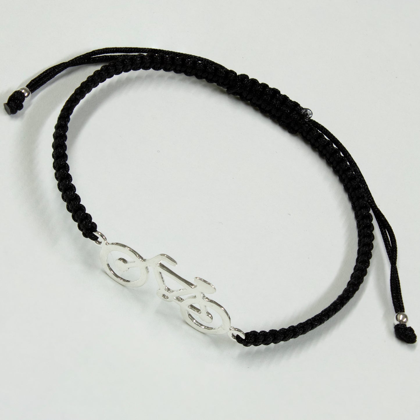Paddelarmband aus schwarzem Makramee. S925-Sterlingsilber. Natürliches Finish und handpoliert. Schlaufenverschluss PS3315870N
