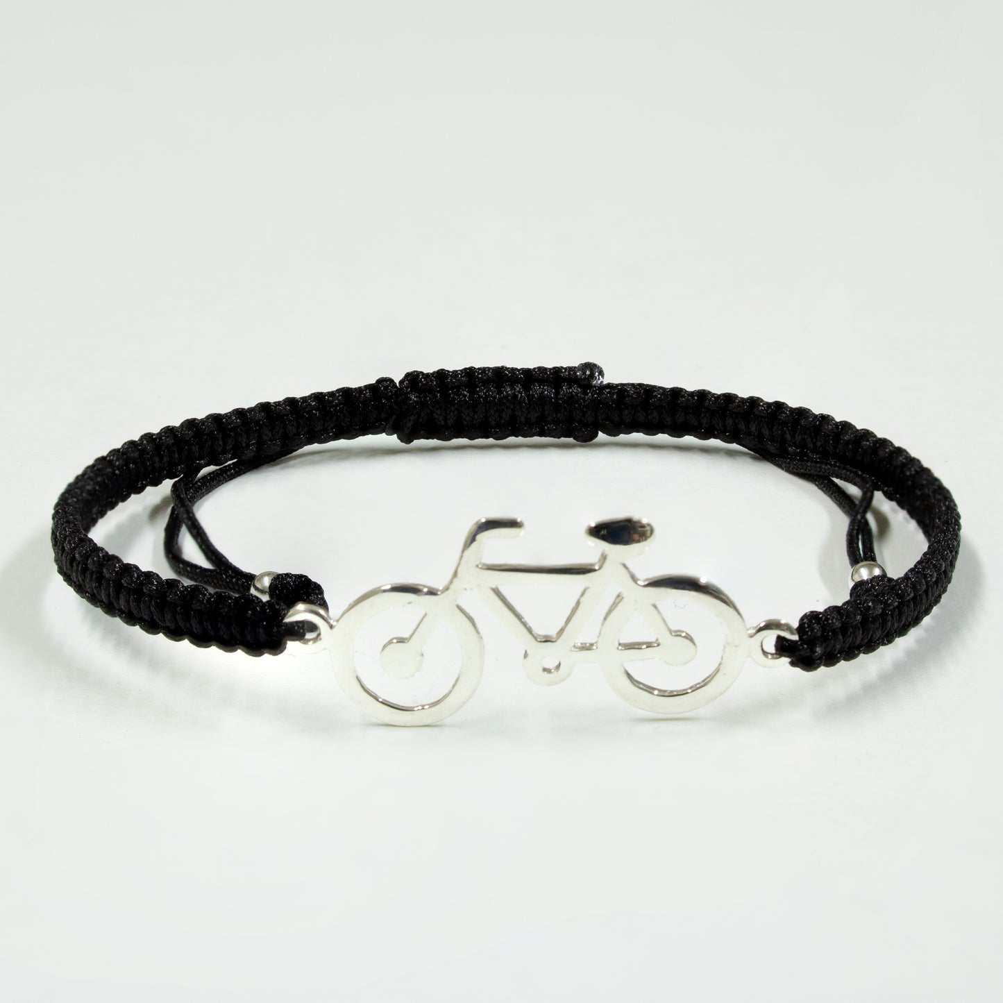 Paddelarmband aus schwarzem Makramee. S925-Sterlingsilber. Natürliches Finish und handpoliert. Schlaufenverschluss PS3315870N