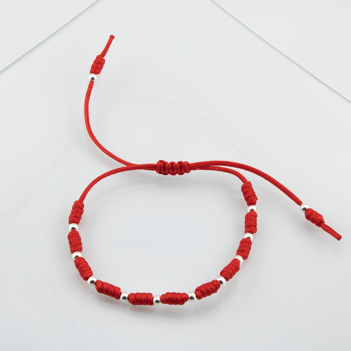Bracciale con palline rosse in macramè. Argento sterling S925 Finitura naturale e lucidato a mano. PS3316322J