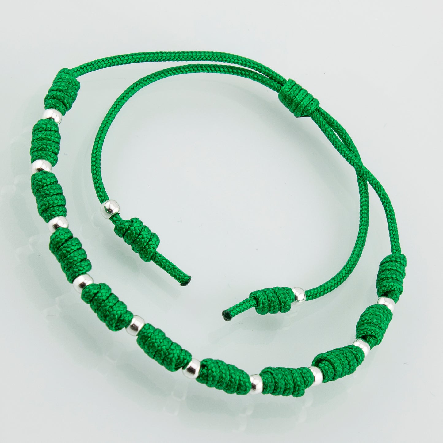 Bracciale con palline di macramè verde. Argento sterling S925 Finitura naturale e lucidato a mano. PS3316322V