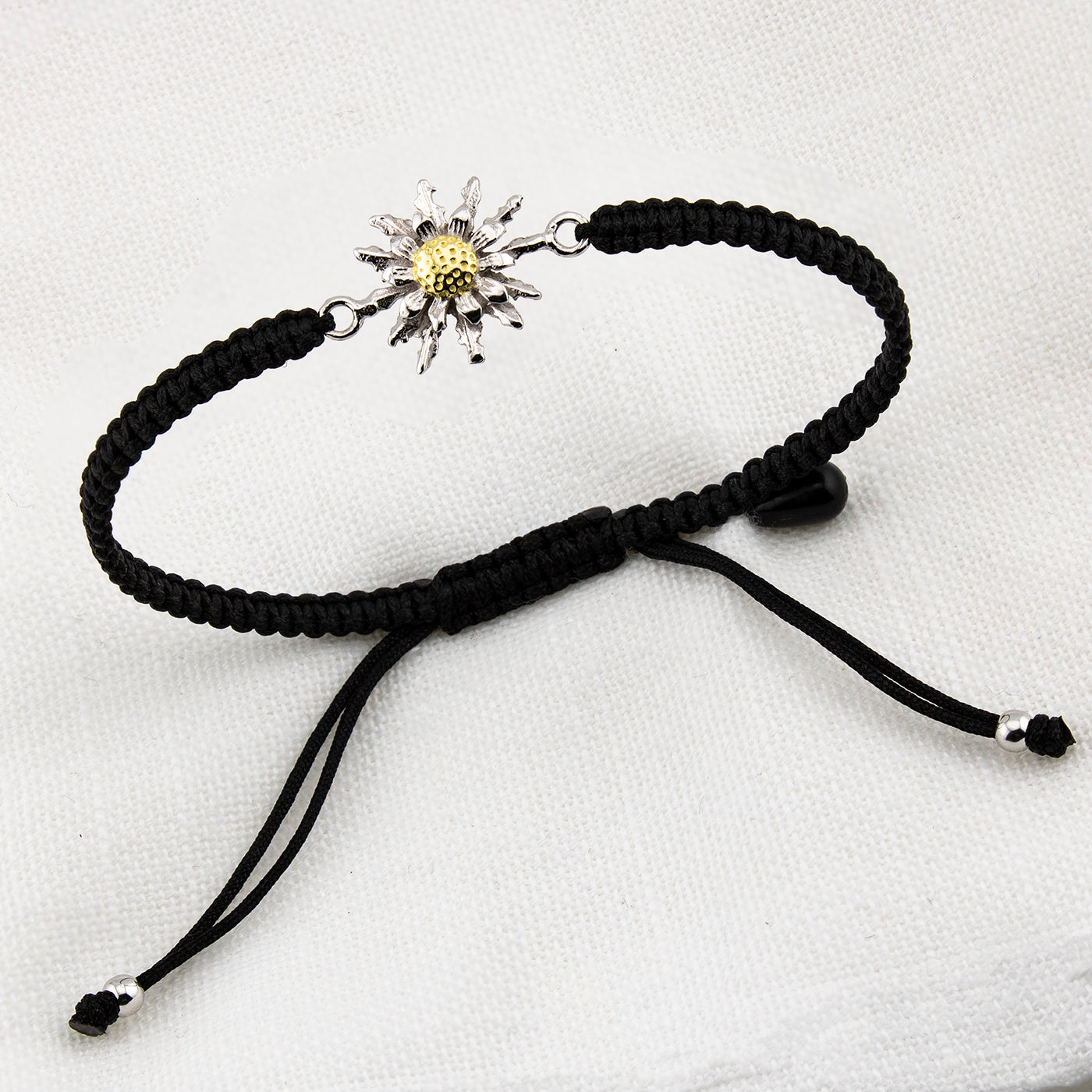 Pulsera Talismán en Macramé Negro. Plata de Ley S925 acabado Natural Y baño en Oro 18K. pulida a mano. PS3316405N