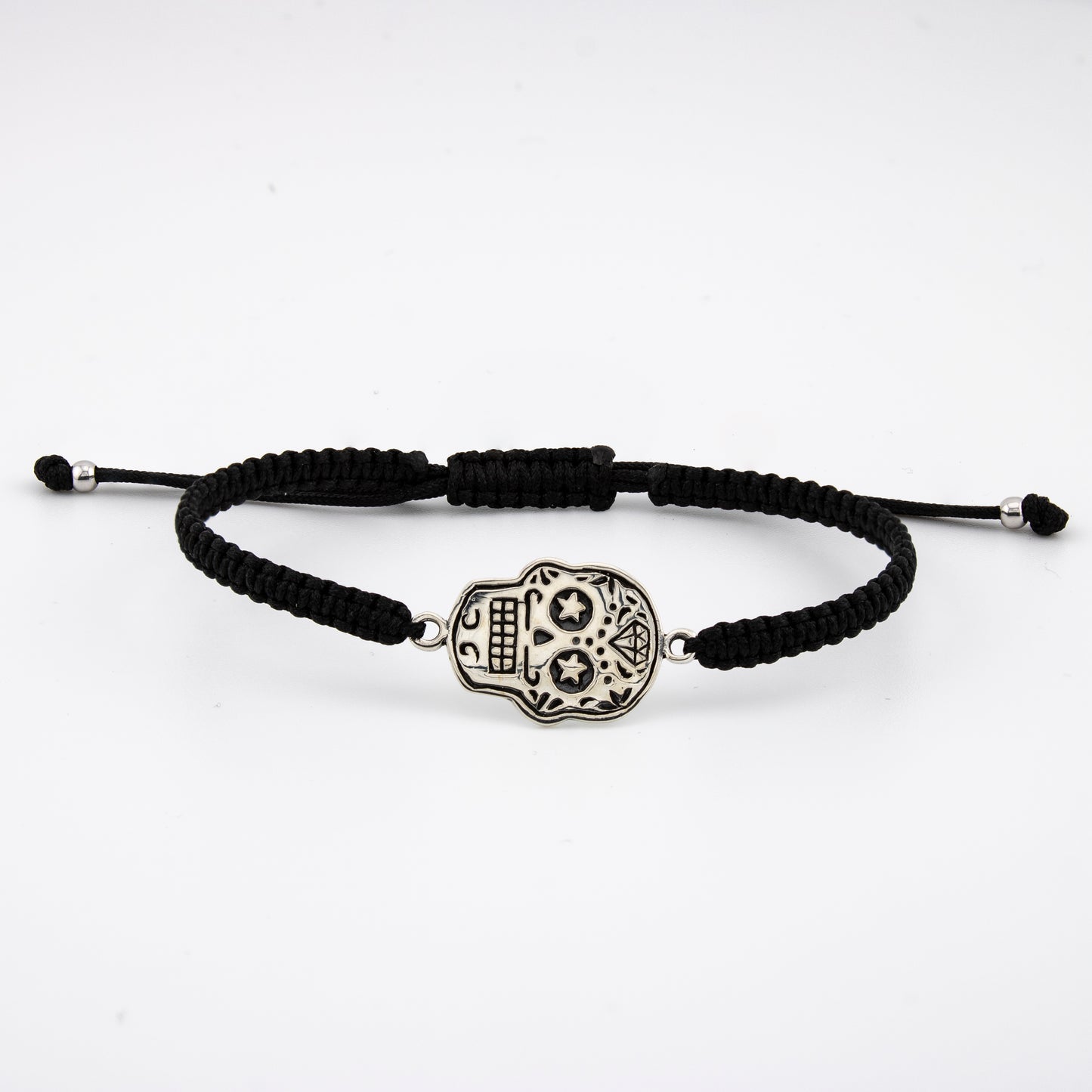 Bracciale Teschio in macramè nero e argento sterling S925 invecchiato. Lucidato a mano. PS3316459N