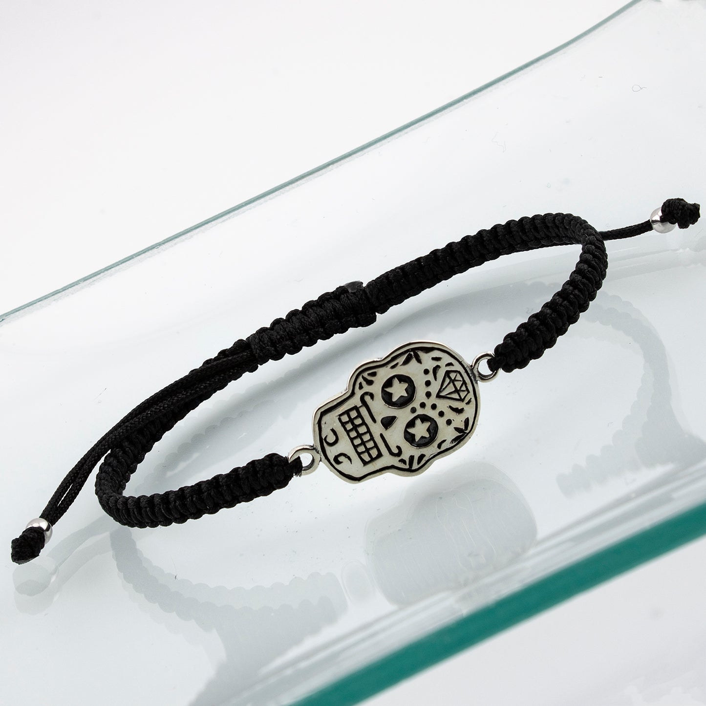 Bracciale Teschio in macramè nero e argento sterling S925 invecchiato. Lucidato a mano. PS3316459N