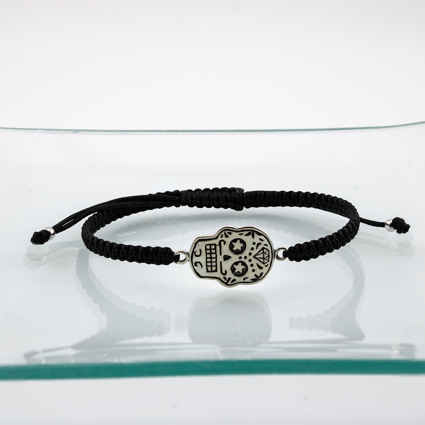 Bracciale Teschio in macramè nero e argento sterling S925 invecchiato. Lucidato a mano. PS3316459N