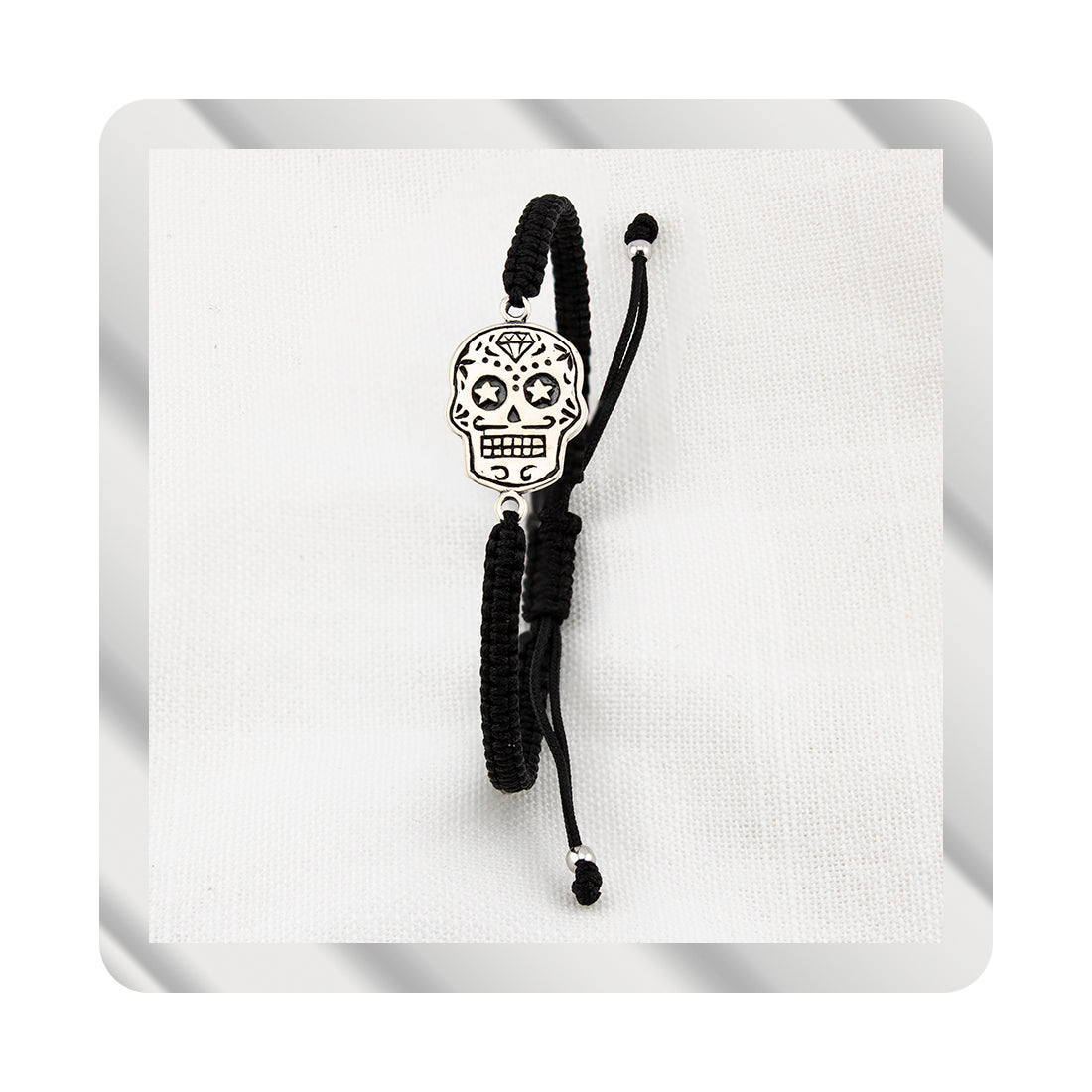 Bracciale Teschio in macramè nero e argento sterling S925 invecchiato. Lucidato a mano. PS3316459N