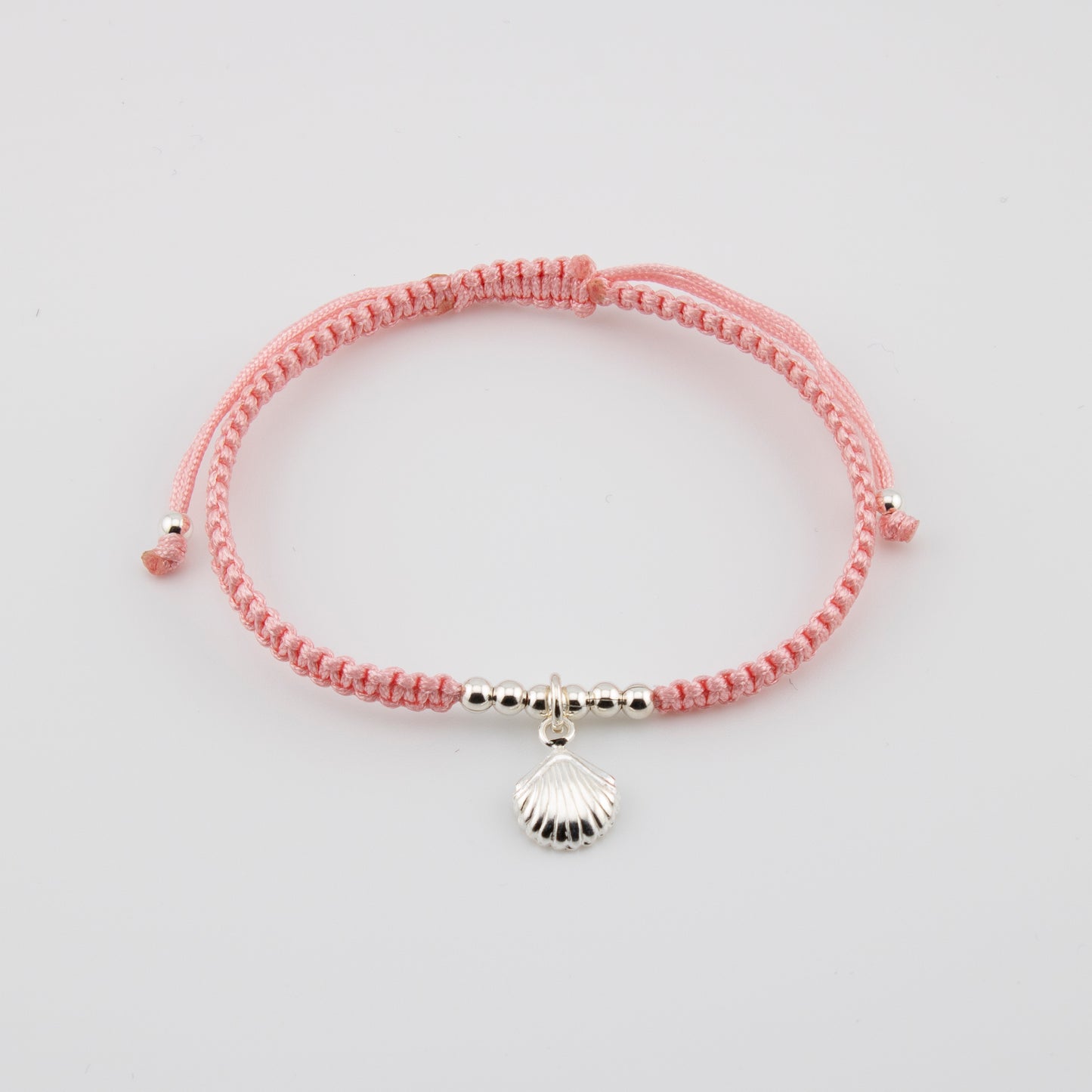 Pulsera Concha en Macramé Rosa. Plata de Ley S925 acabado Natural y pulida a mano. PS3316605S