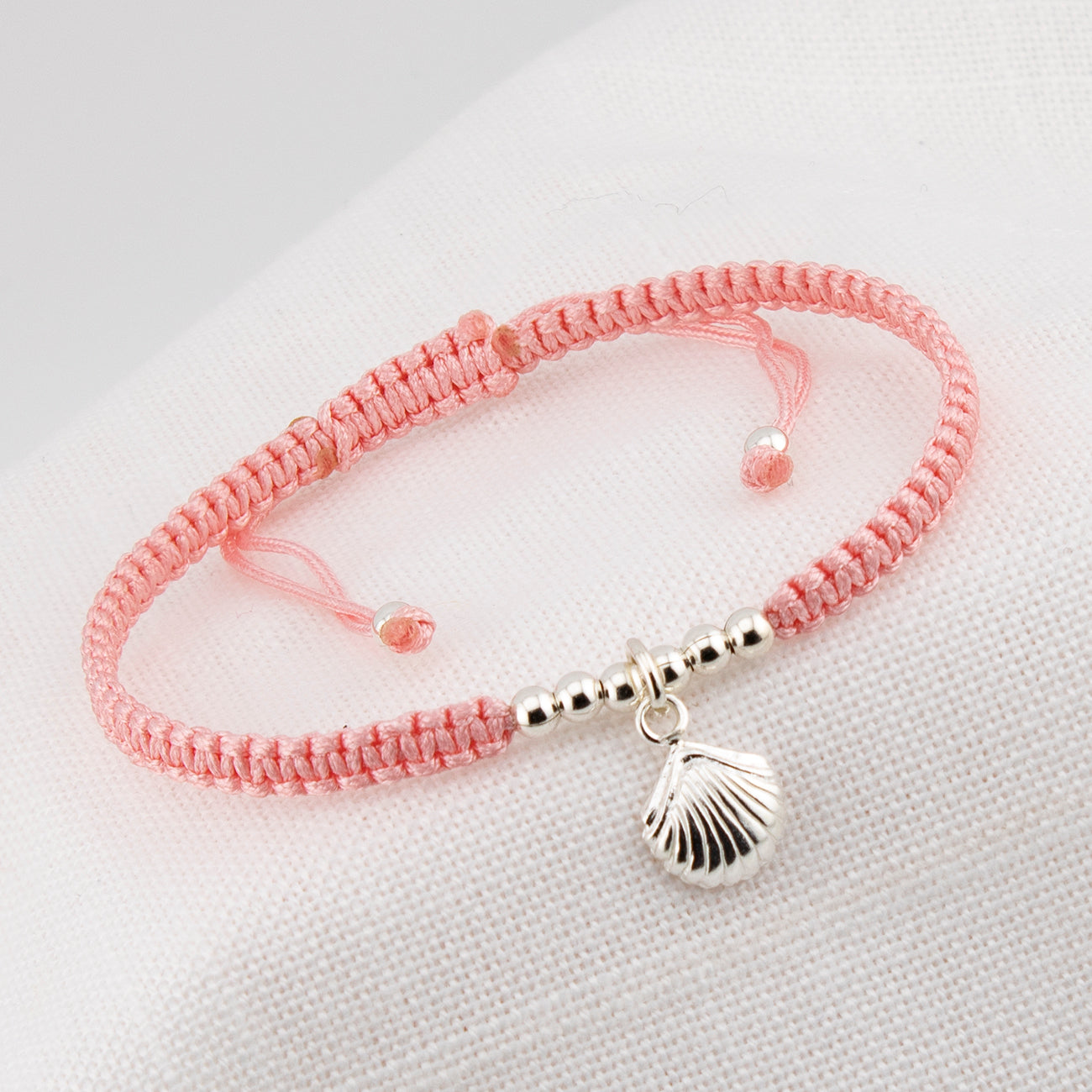Pulsera Concha en Macramé Rosa. Plata de Ley S925 acabado Natural y pulida a mano. PS3316605S
