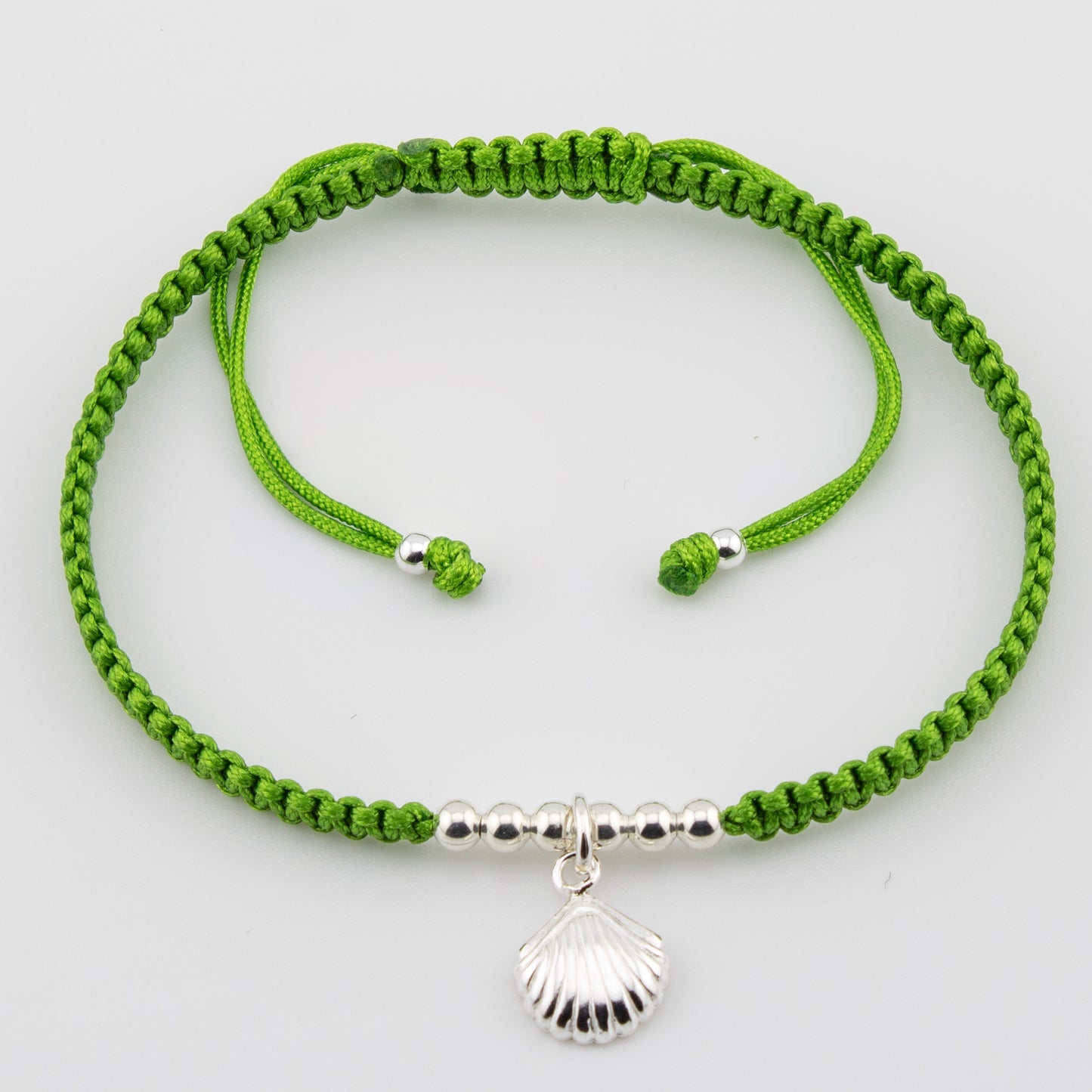 Muschelarmband aus grünem Makramee. S925-Sterlingsilber. Natürliches Finish und handpoliert. PS3316605V