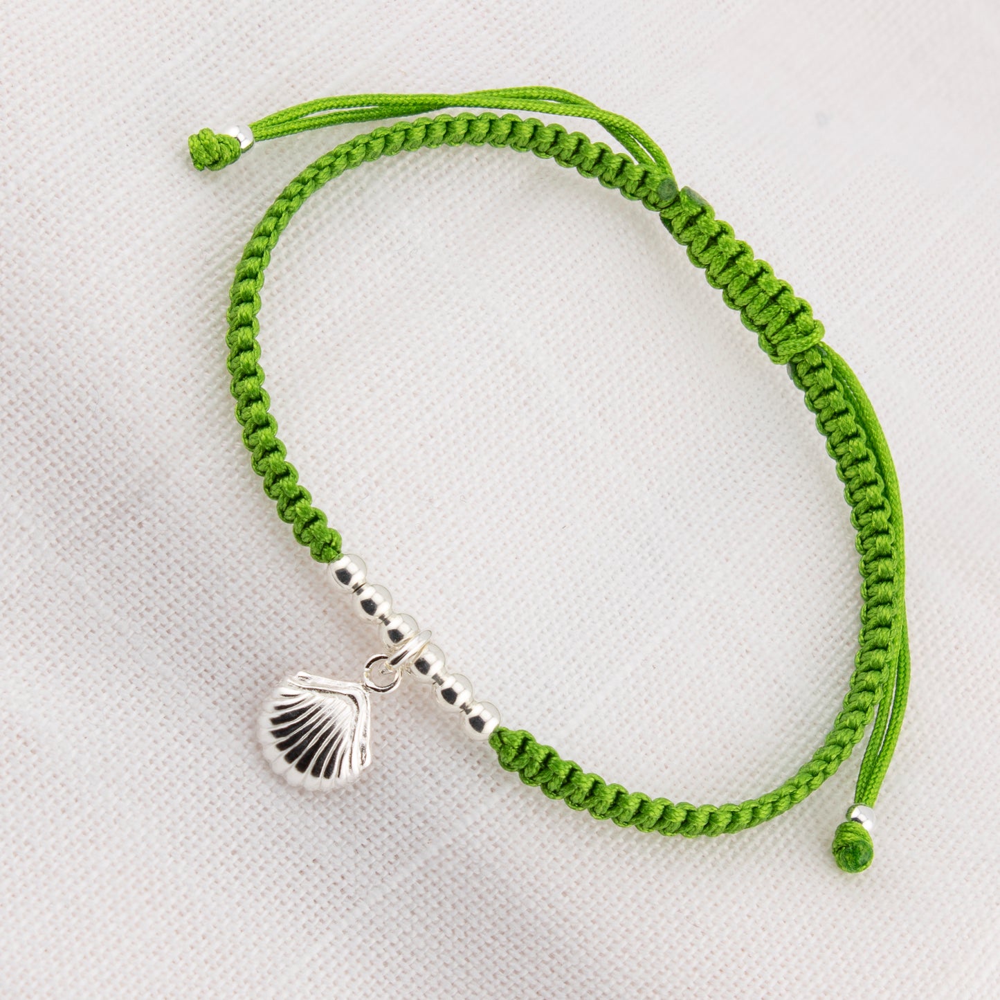 Muschelarmband aus grünem Makramee. S925-Sterlingsilber. Natürliches Finish und handpoliert. PS3316605V