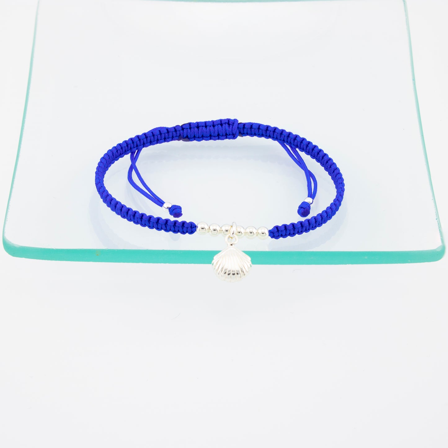 Muschelarmband aus blauem Makramee. S925-Sterlingsilber. Natürliches Finish und handpoliert. PS3316605Z