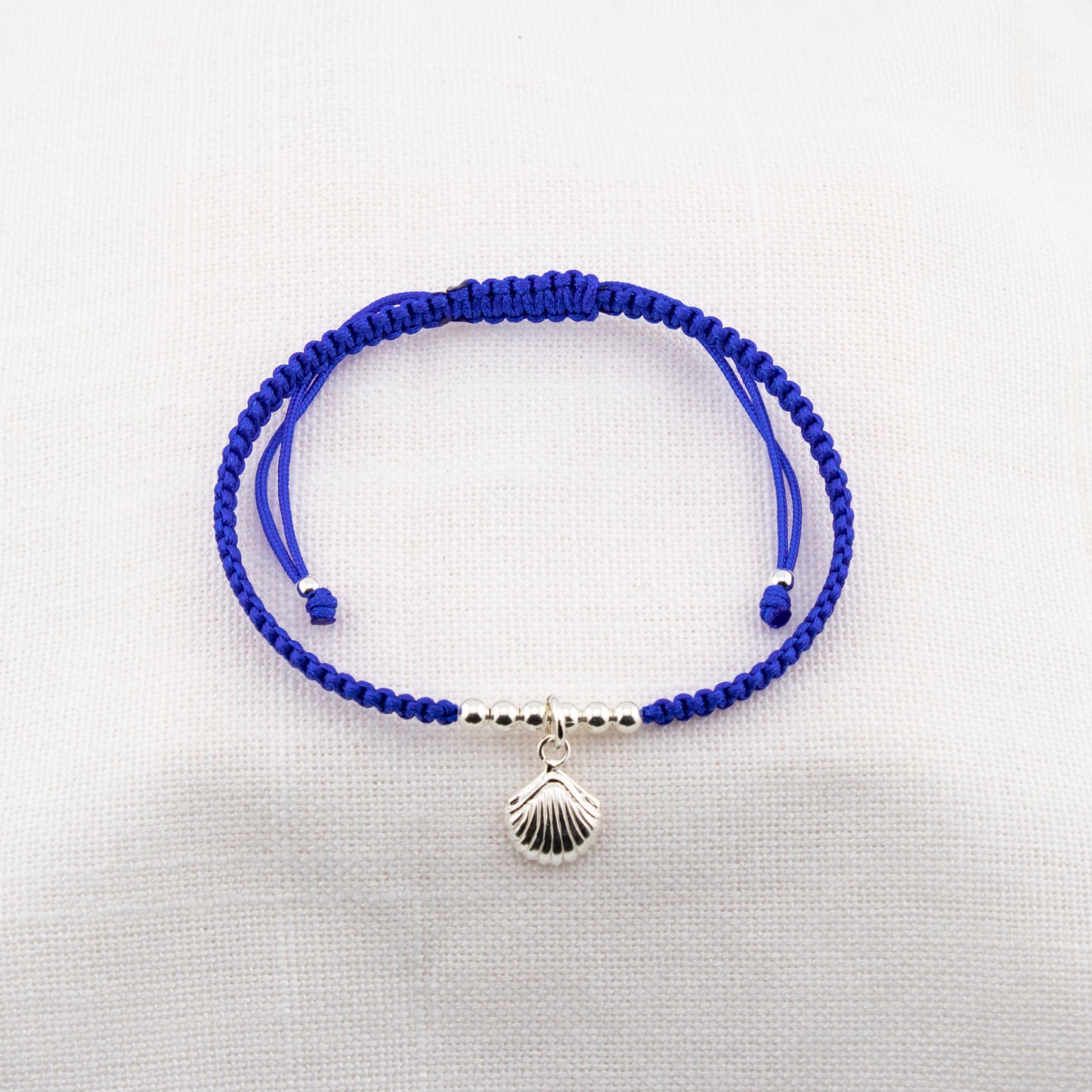 Muschelarmband aus blauem Makramee. S925-Sterlingsilber. Natürliches Finish und handpoliert. PS3316605Z
