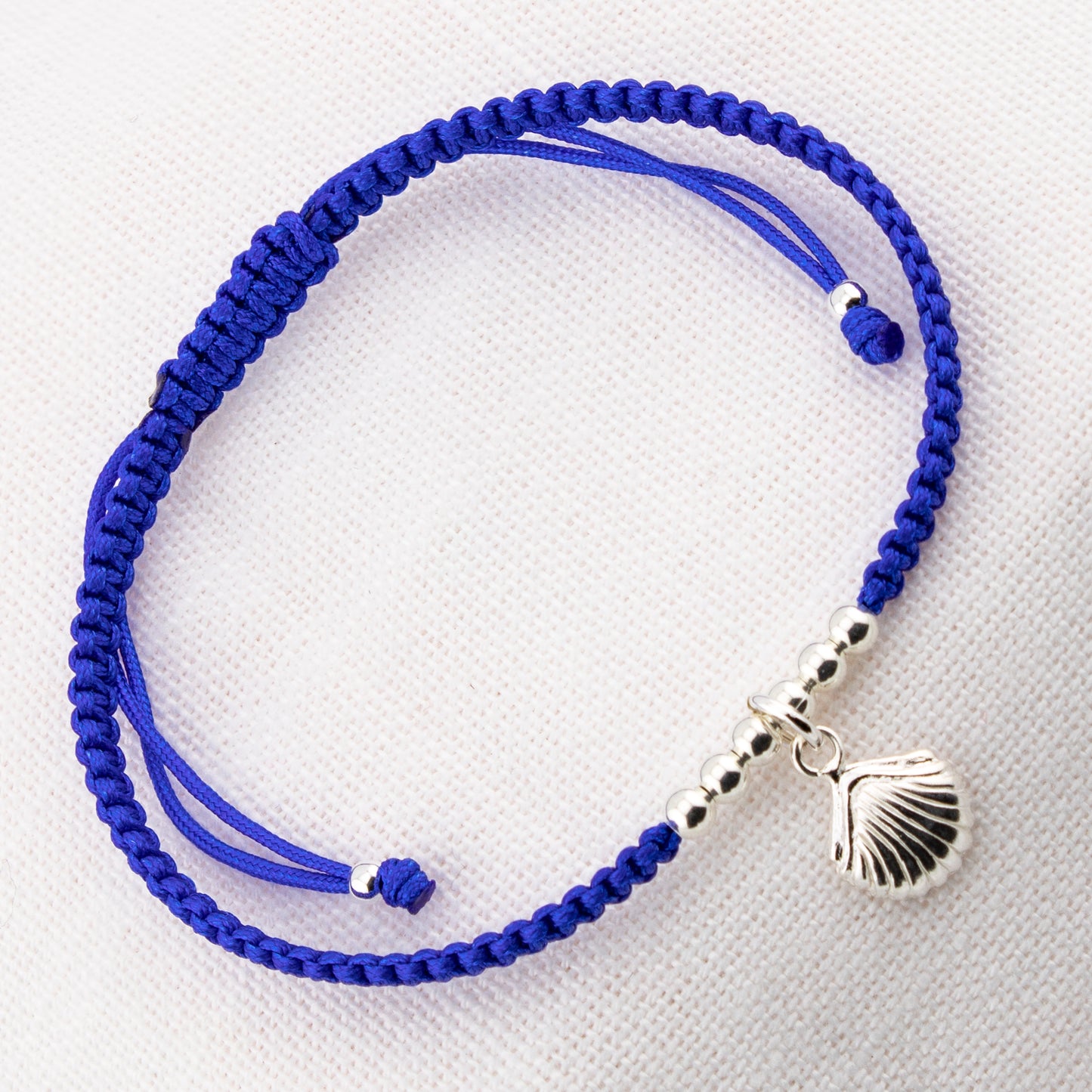 Muschelarmband aus blauem Makramee. S925-Sterlingsilber. Natürliches Finish und handpoliert. PS3316605Z