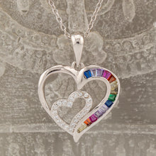 Lade das Bild in den Galerie-Viewer, Collar con Colgante Doble Corazón. Zirconitas blanco y multicolor. cadena Forzatina Plata de Ley. baño Rodio. CL1316764R - Henor
