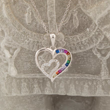 Lade das Bild in den Galerie-Viewer, Collar con Colgante Doble Corazón. Zirconitas blanco y multicolor. cadena Forzatina Plata de Ley. baño Rodio. CL1316764R - Henor
