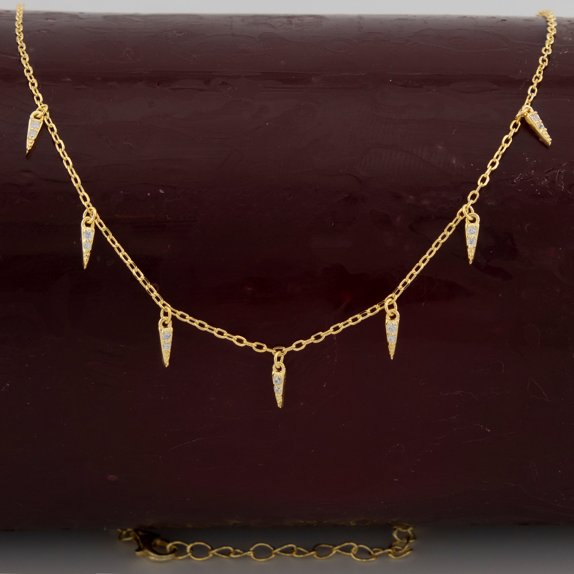 Collar. Gargantilla. Cadena con Colgante puntas de flecha con Zirconita Blanca en Plata de Ley 925 con baño de Oro 18K. Cadena Forzatina CL1316815O - Henor