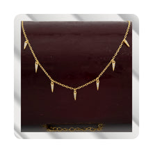 Cargar imagen en el visor de la galería, Collar. Gargantilla. Cadena con Colgante puntas de flecha con Zirconita Blanca en Plata de Ley 925 con baño de Oro 18K. Cadena Forzatina CL1316815O - Henor
