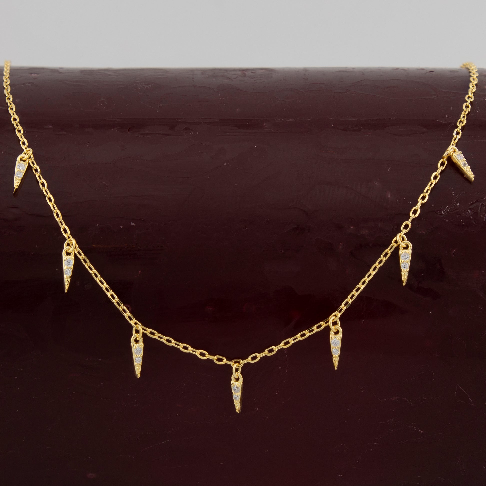 Collar. Gargantilla. Cadena con Colgante puntas de flecha con Zirconita Blanca en Plata de Ley 925 con baño de Oro 18K. Cadena Forzatina CL1316815O - Henor