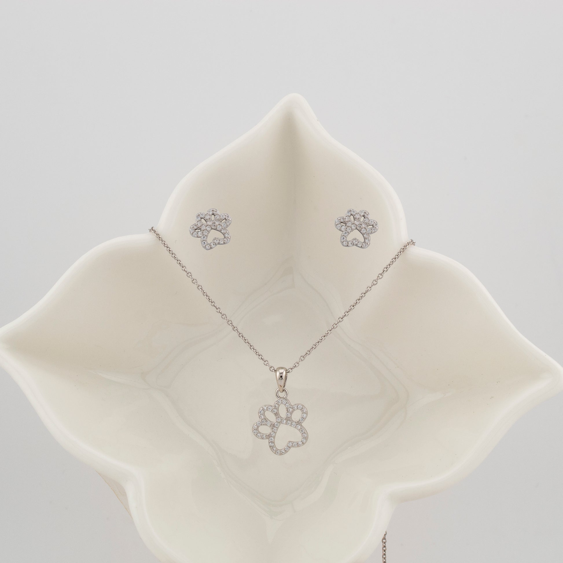Conjunto Pendientes y Collar con Colgante Huellas Caninas. Cadena ajustable de 40cm a 43cm con cierre reasa. Pendientes en Plata de Ley 925 acabado Rodio y Zirconitas. CP4316205R - Henor