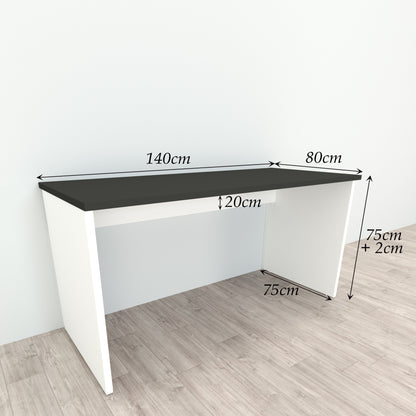 Bürotisch aus Holz mit Nivellierern, 100/115 x 60 x 75 cm, weiß.