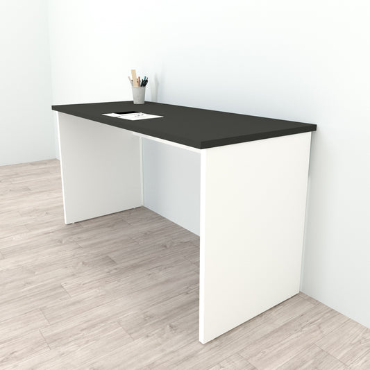 Bürotisch aus Holz mit Nivellierern, 100/115 x 60 x 75 cm, weiß.
