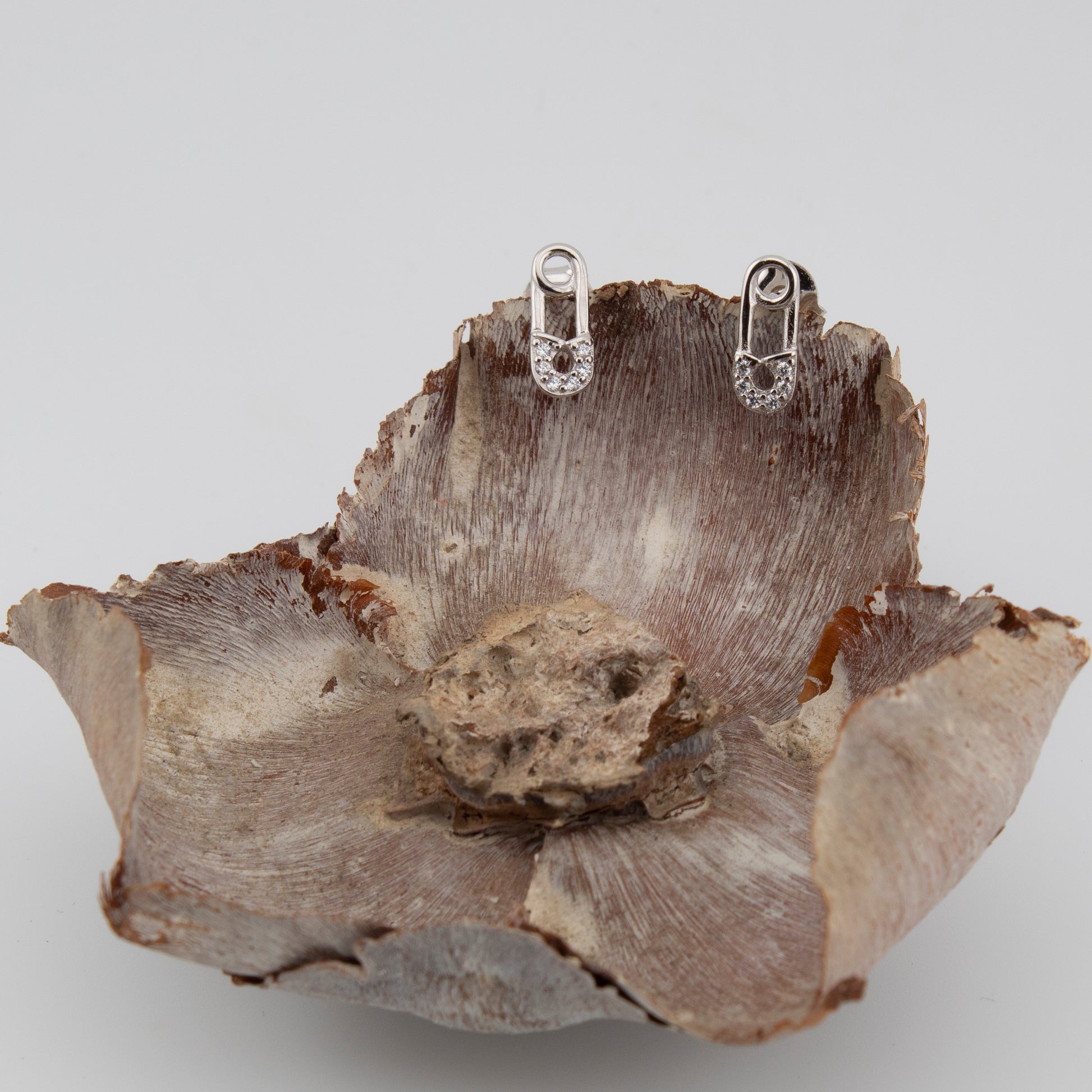 Pendientes Imperdible en Plata de Ley bañada en Rodio y Zirconita Blanca. PD2315729R - Henor