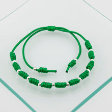 Lade das Bild in den Galerie-Viewer, Pulsera Bolas en Macramé Verde. Plata de Ley S925 acabado Natural y pulida a mano. PS3316322V
