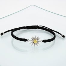 Lade das Bild in den Galerie-Viewer, Pulsera Talismán en Macramé Negro. Plata de Ley S925 acabado Natural Y baño en Oro 18K. pulida a mano. PS3316405N
