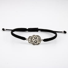 Carica l&#39;immagine nel visualizzatore di Gallery, Pulsera Calavera en Macramé Negro y Plata de Ley S925 Envejecida. Pulida a Mano. PS3316459N
