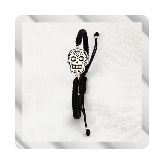 Bracciale Teschio in macramè nero e argento sterling S925 invecchiato. Lucidato a mano. PS3316459N