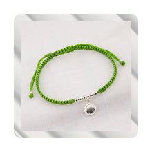 Lade das Bild in den Galerie-Viewer, Pulsera Concha en Macramé Verde. Plata de Ley S925 acabado Natural y pulida a mano. PS3316605V
