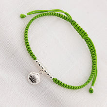 Lade das Bild in den Galerie-Viewer, Pulsera Concha en Macramé Verde. Plata de Ley S925 acabado Natural y pulida a mano. PS3316605V
