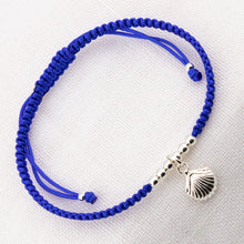 Lade das Bild in den Galerie-Viewer, Pulsera Concha en Macramé Azul. Plata de Ley S925 acabado Natural y pulida a mano. PS3316605Z
