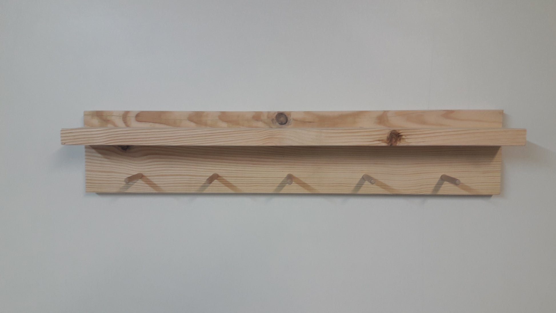 Perchero pared con estante Pino natural 40/100 x 11.5 x 9 cm de 4 a 9 colgadores. - Henor  Mobiliario