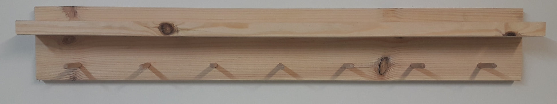 Perchero pared con estante Pino natural 40/100 x 11.5 x 9 cm de 4 a 9 colgadores. - Henor  Mobiliario